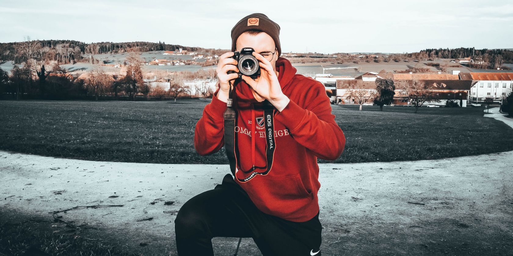 Человек делает фотографии