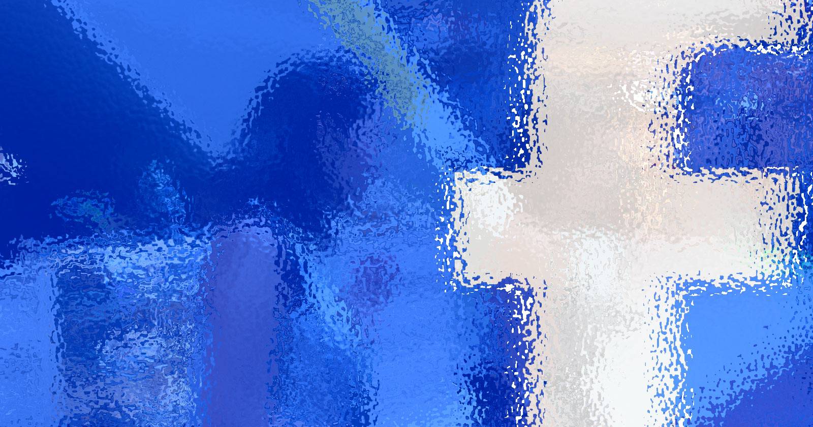 Человек просматривает рекламные объявления в Facebook на ноутбуке