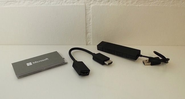 Microsoft Wireless Display Adapter, вставленный в HDMI телевизора