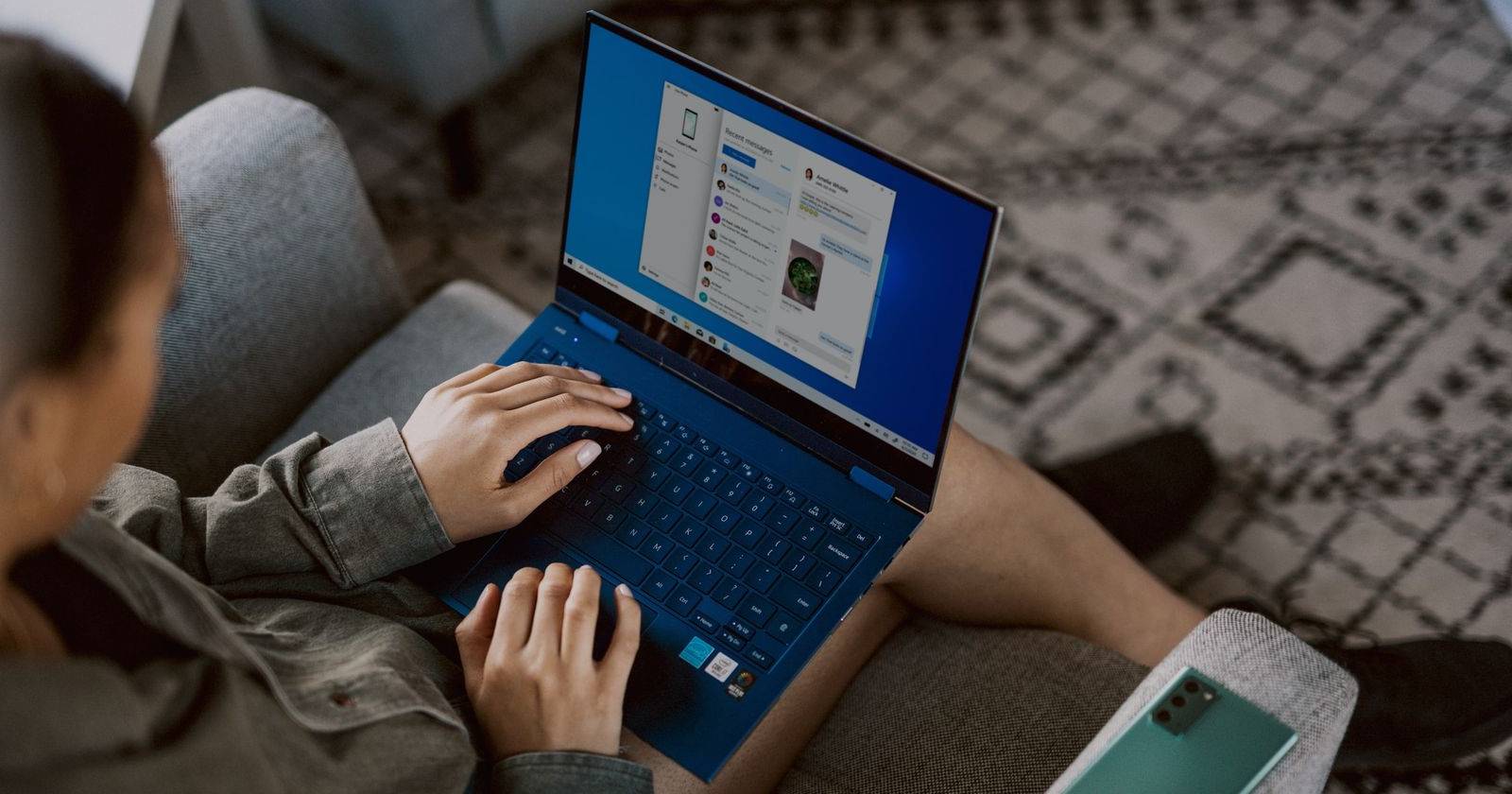 Ноутбук с Windows и открытым Проводником, показывающим смонтированный ISO