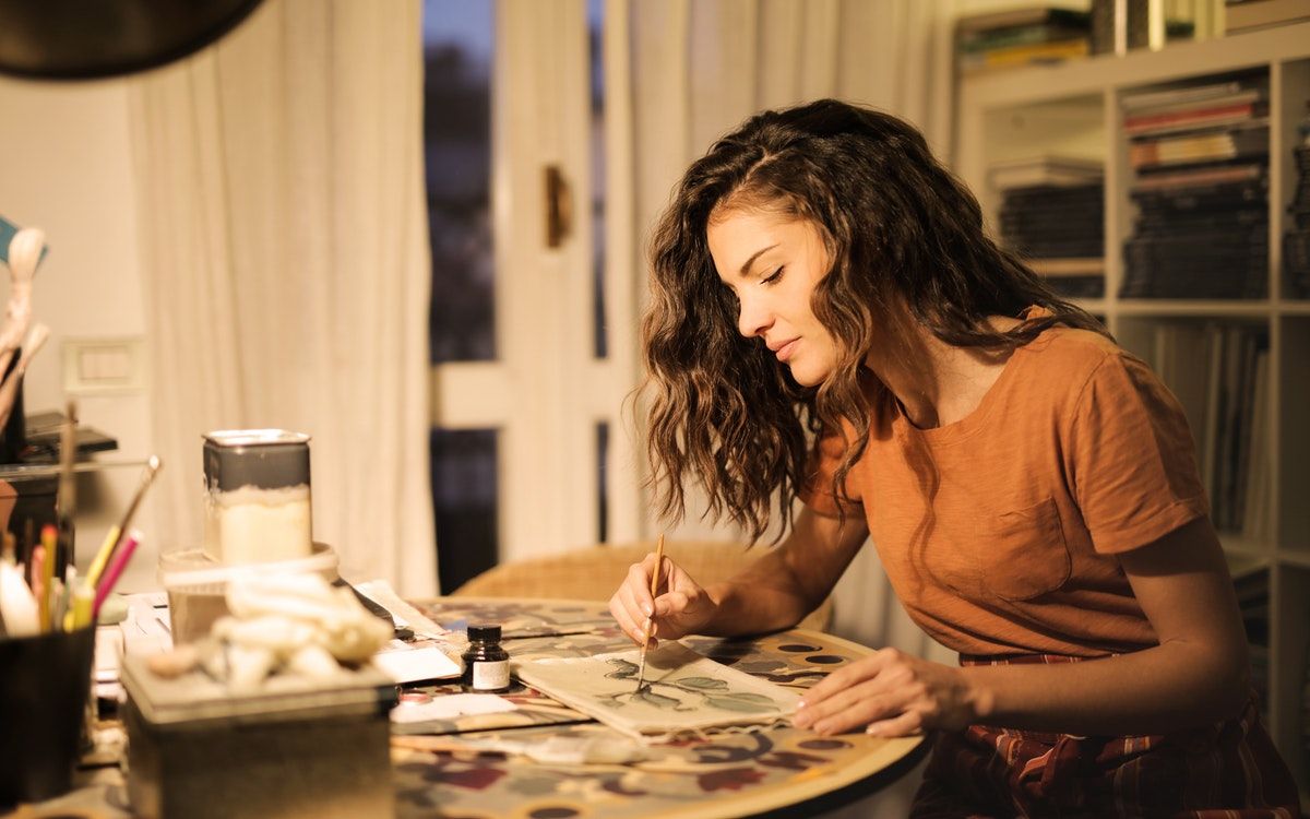 Женщина рисует на бумаге