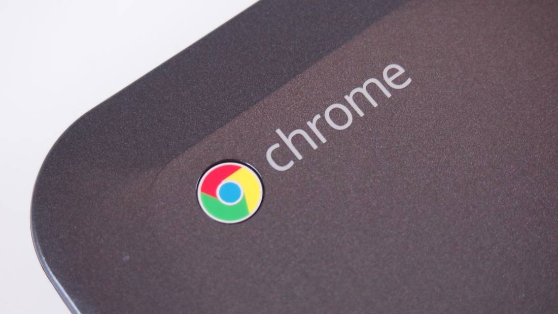Логотип Chrome в углу ноутбука Chromebook на светлом фоне