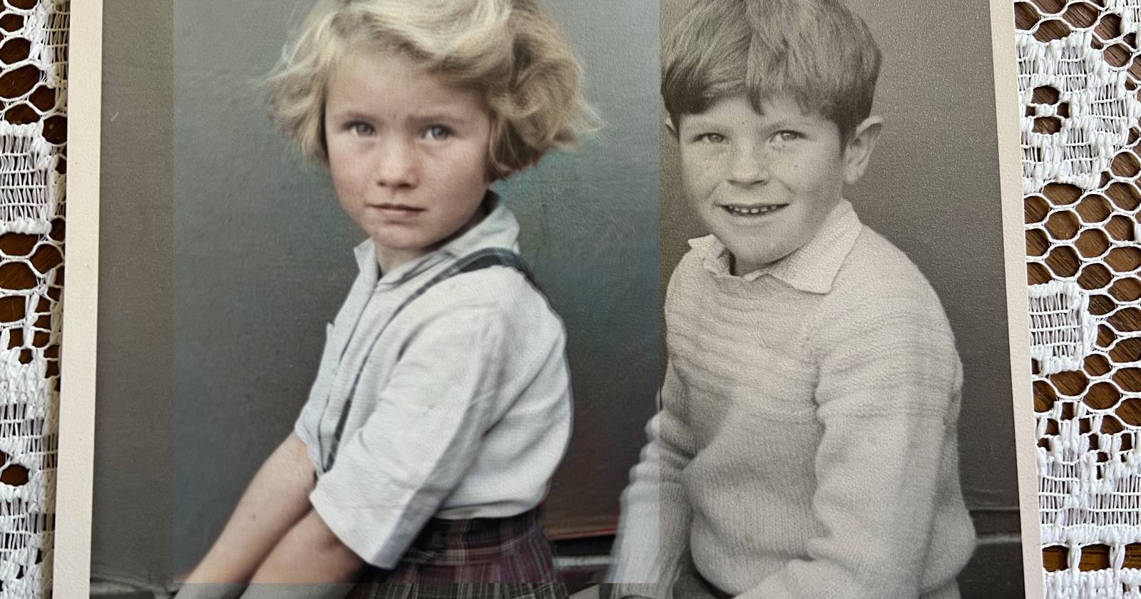 Мальчик и девочка сидят: девочка в цвете, мальчик и фон — чёрно‑белые.