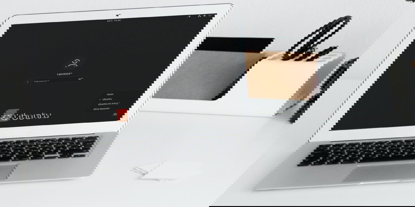 Фотография ноутбука на белом рабочем столе.