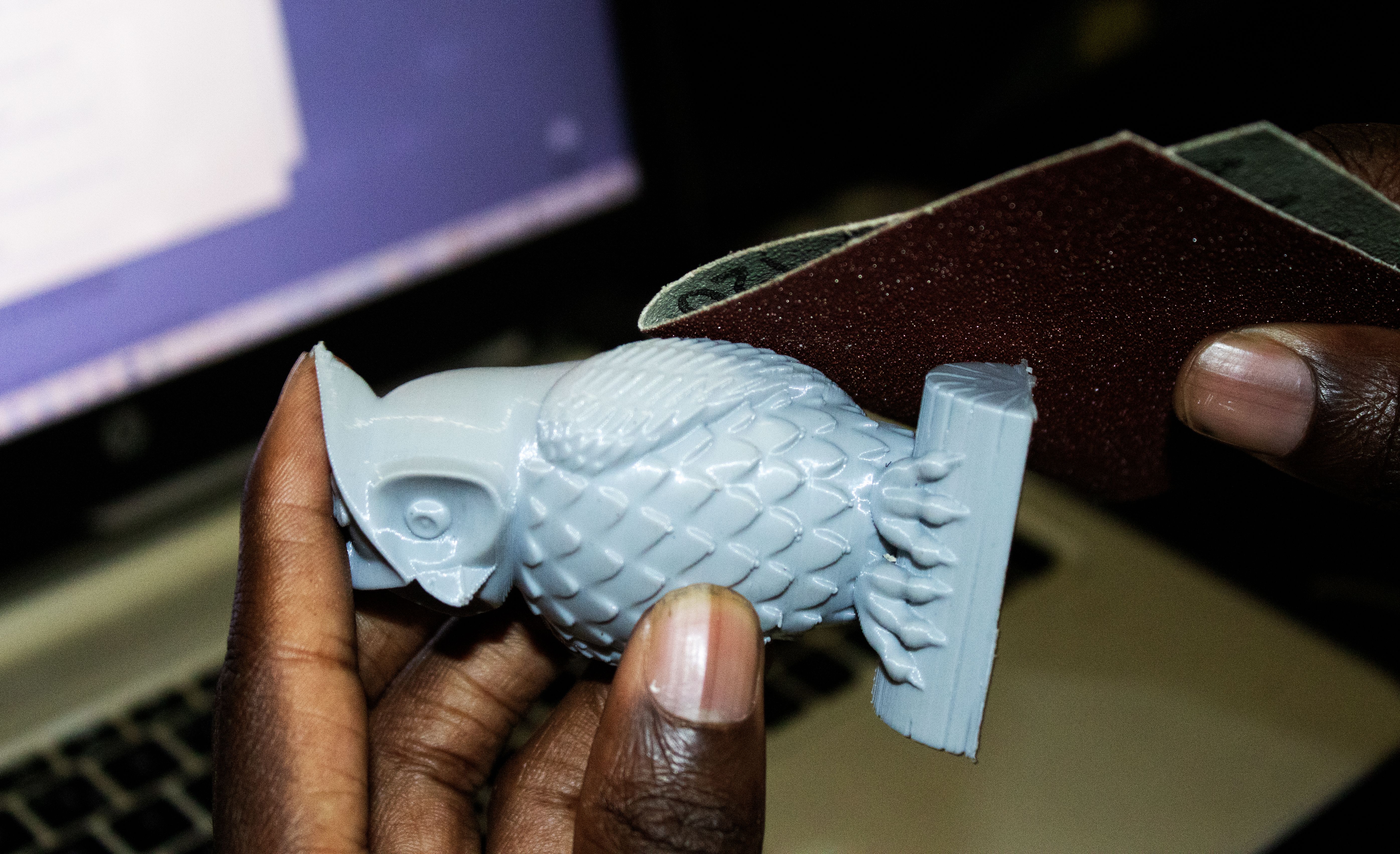 Шлифовка белой 3D-модели наждачной бумагой