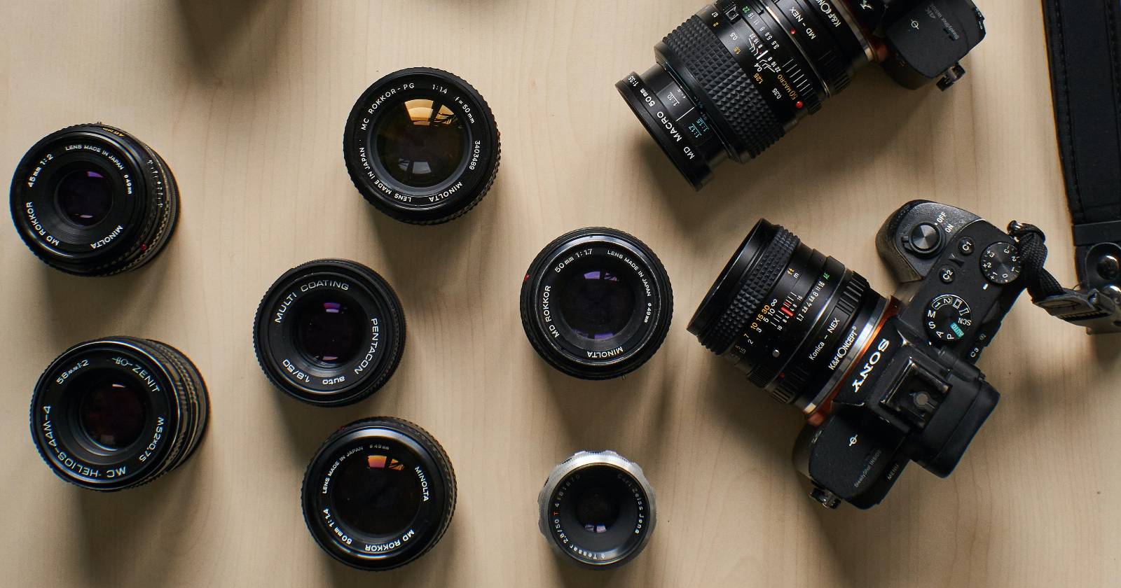 фото объективов на столе в боксе для камеры
