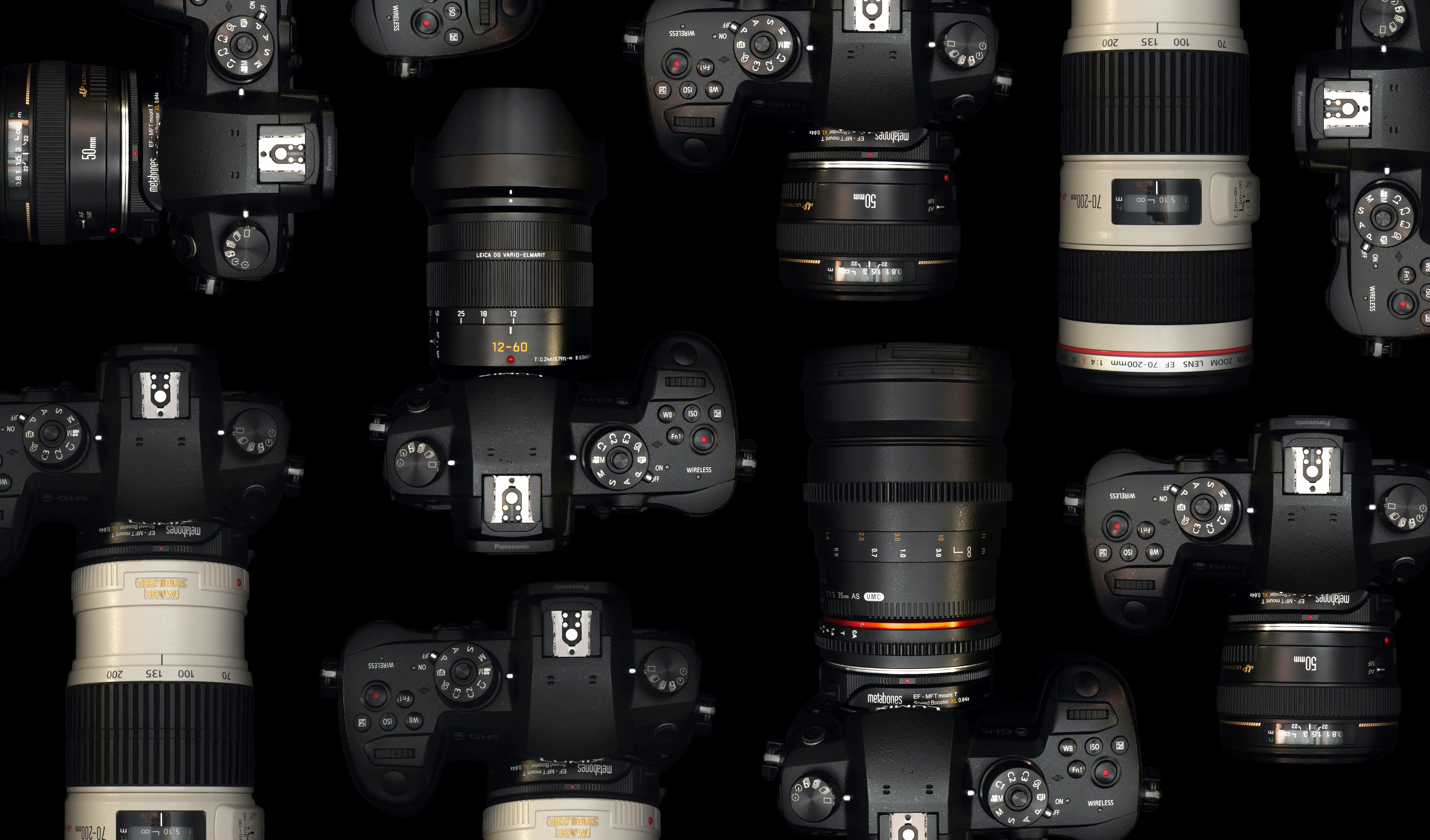 Организованный набор фотоинструментов и аксессуаров.