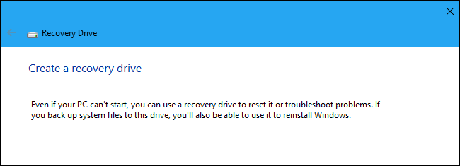 USB-накопитель рядом с ноутбуком Surface
