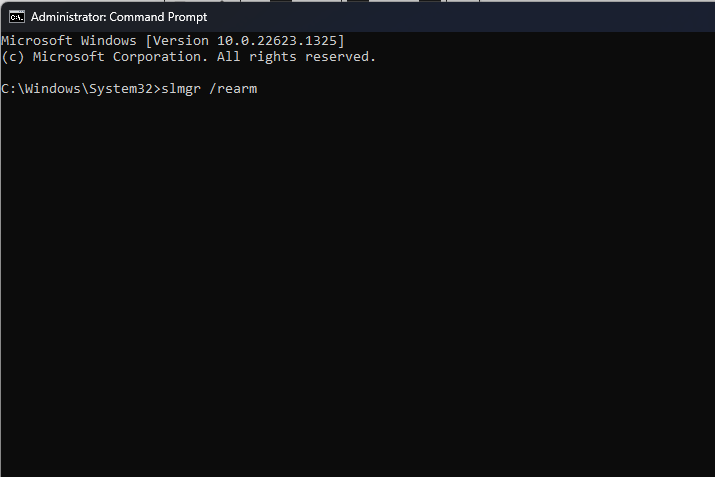 Команда slmgr /rearm в командной строке с правами администратора