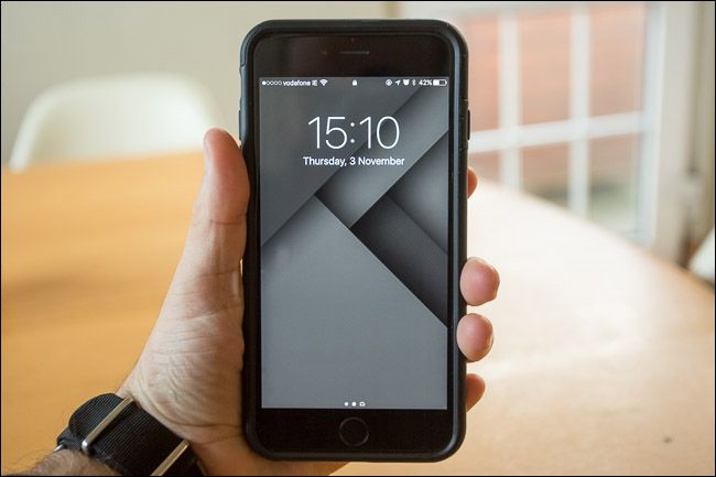 Поднятый iPhone в портретной ориентации у уровня глаз