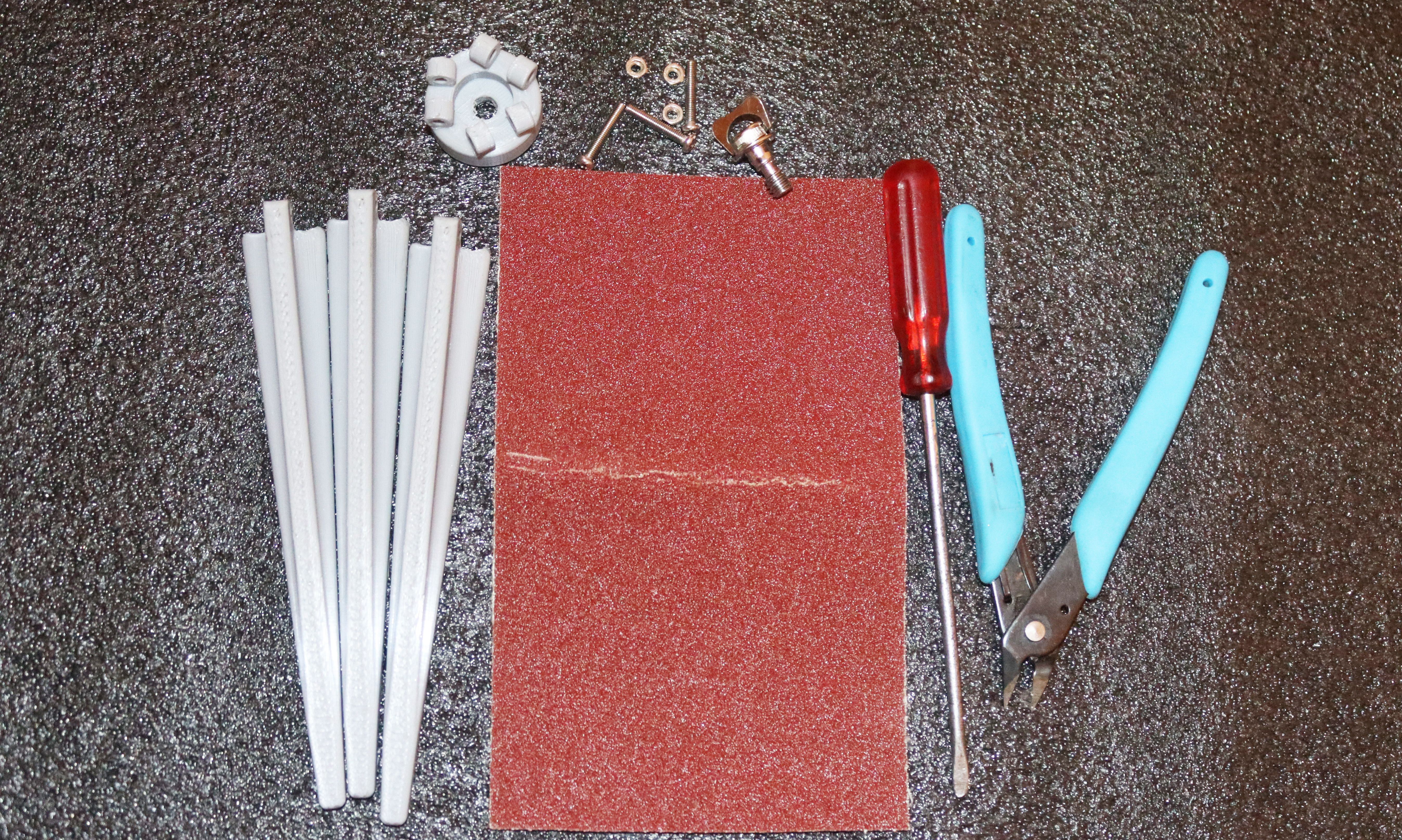 3D-печатные ножки мини-штатива, кусачки, наждачная бумага и инструменты