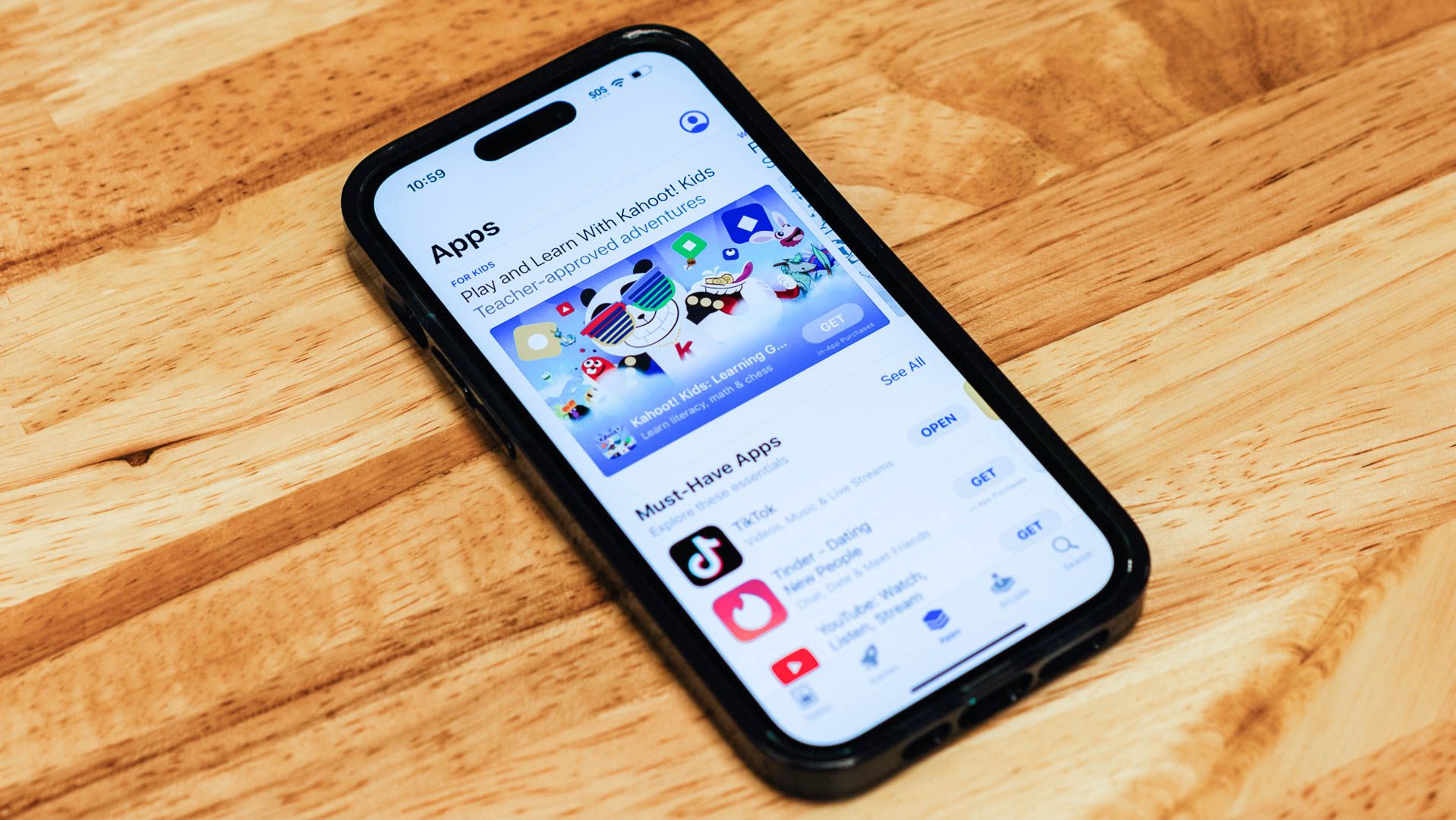 Вкладка «Программы» App Store на iPhone, показаны обновления и список приложений