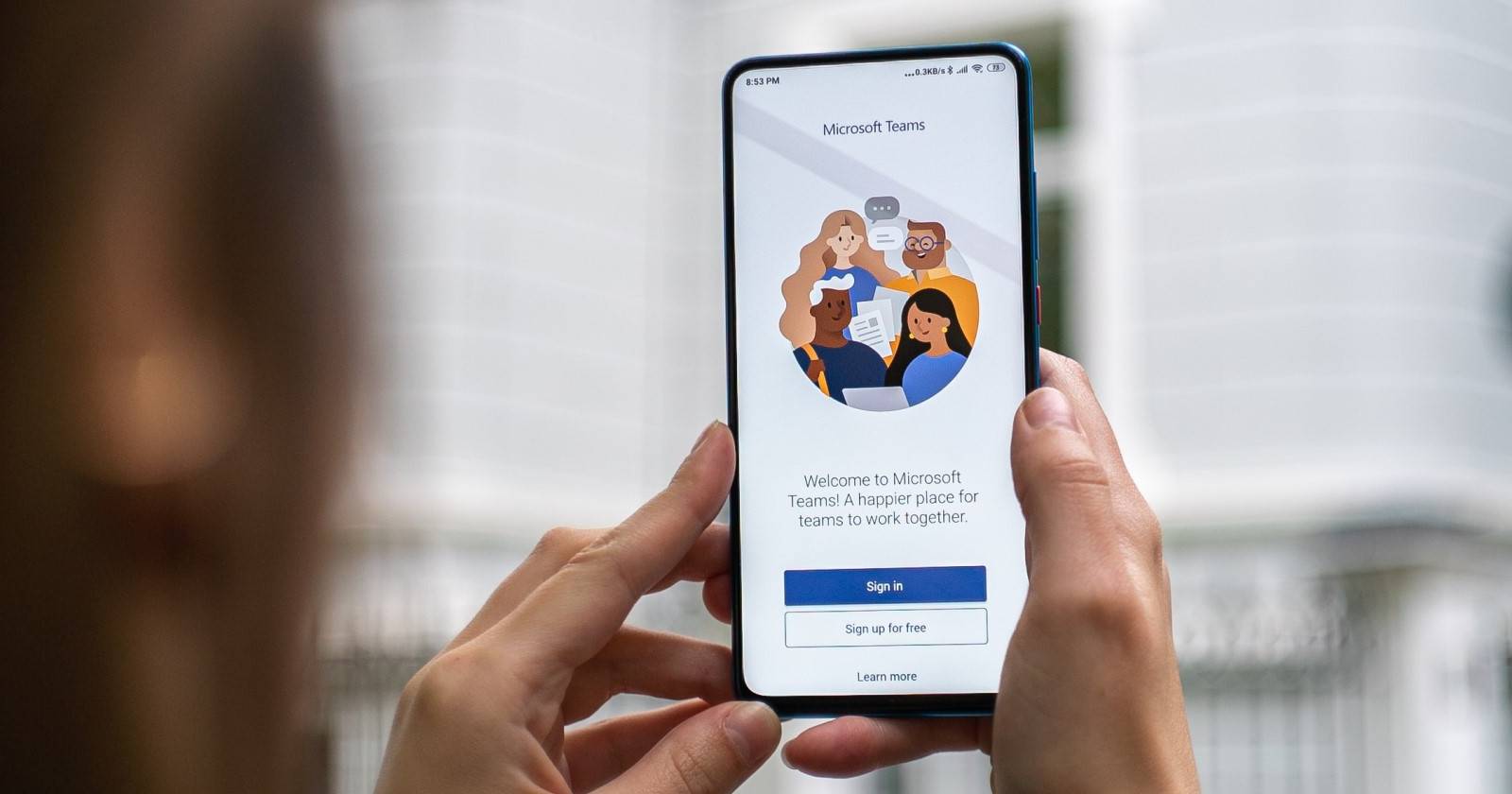 рука держит телефон с приложением Microsoft Teams