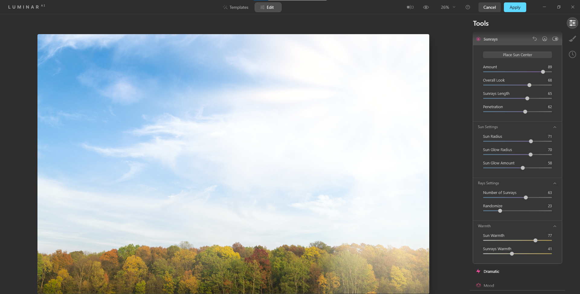 Солнце в правом верхнем углу, частично заслонено облаками