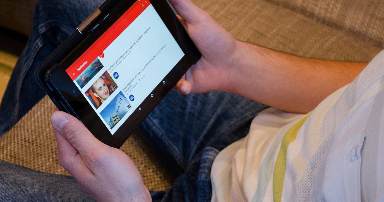 Человек смотрит YouTube на планшете