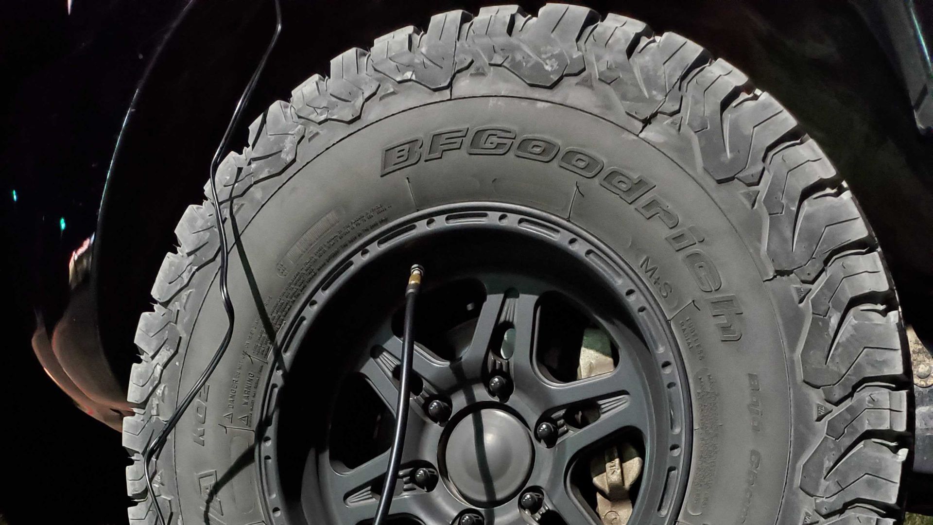 Подкачка автомобильной шины в сервисе