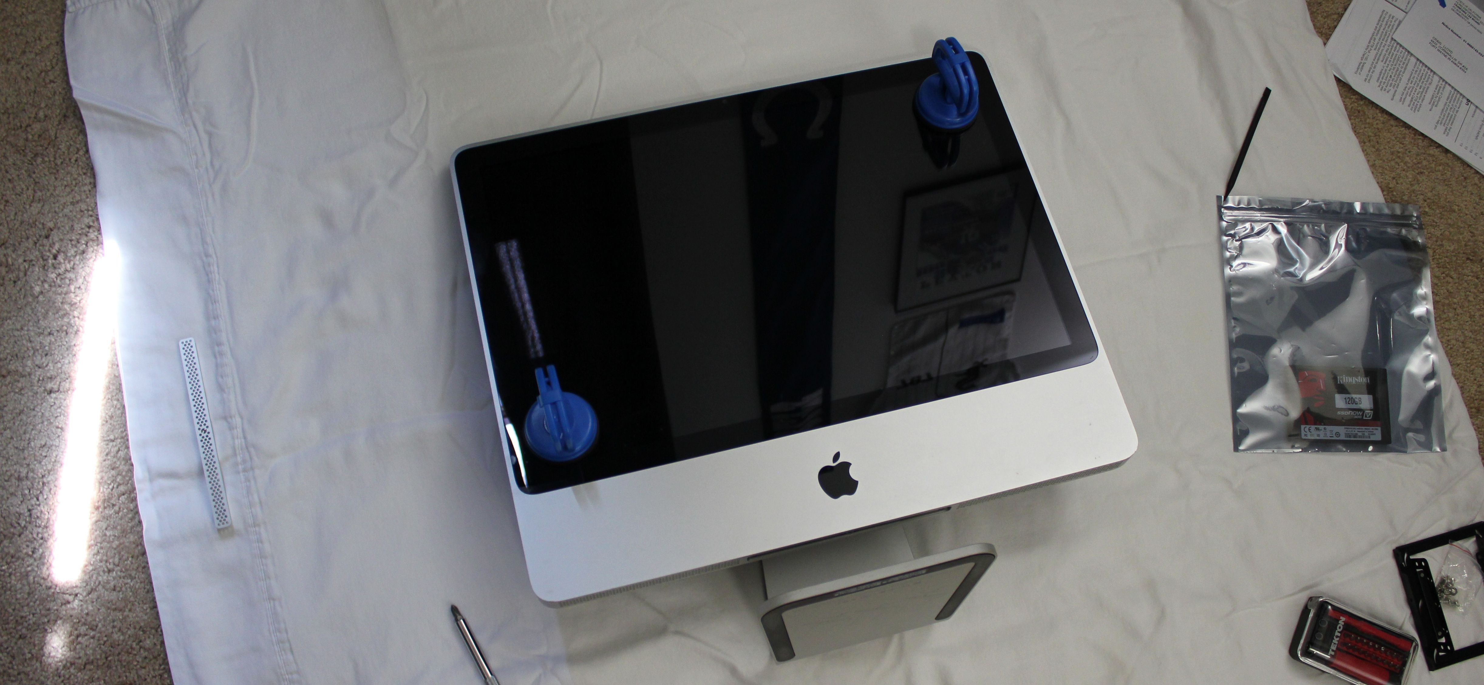 Снятое стекло iMac на мягкой поверхности