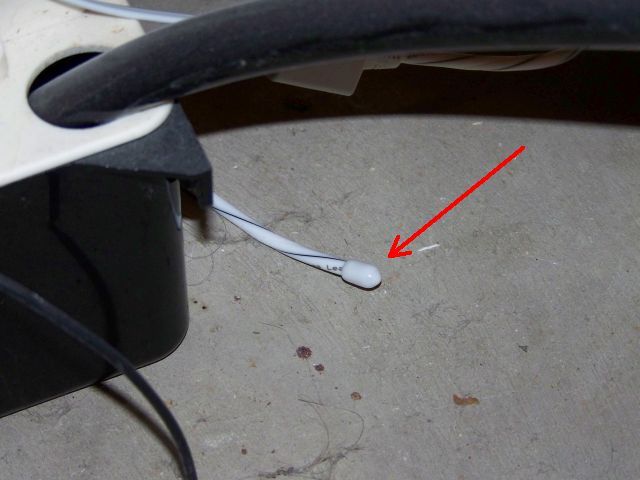 Щуп датчика на полу, готовый к обнаружению воды