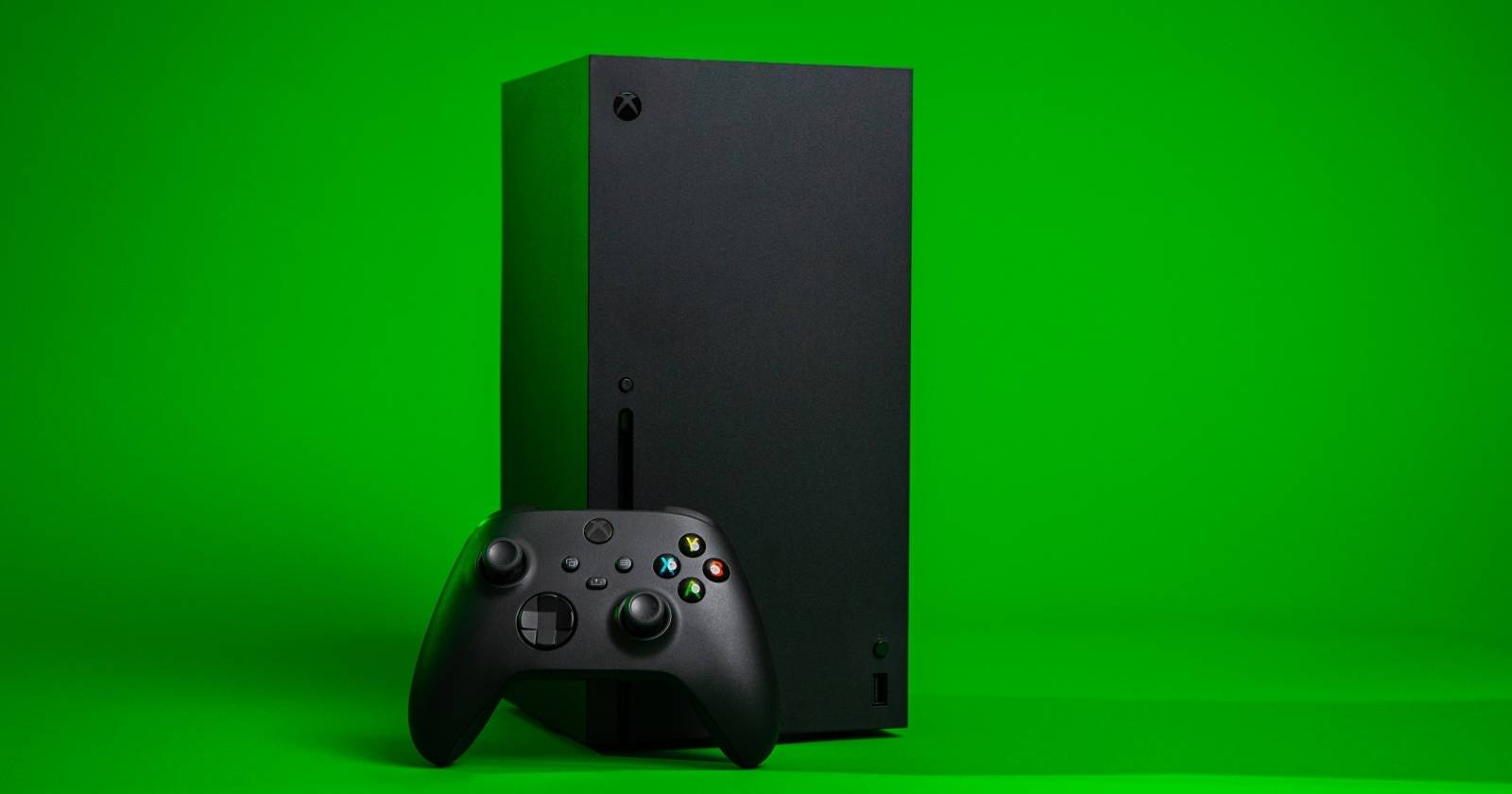 Фотография консоли Xbox Series X и контроллера на зелёном фоне 
