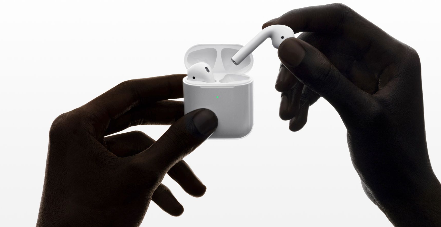 Извлечение AirPods из зарядного кейса на промофото Apple