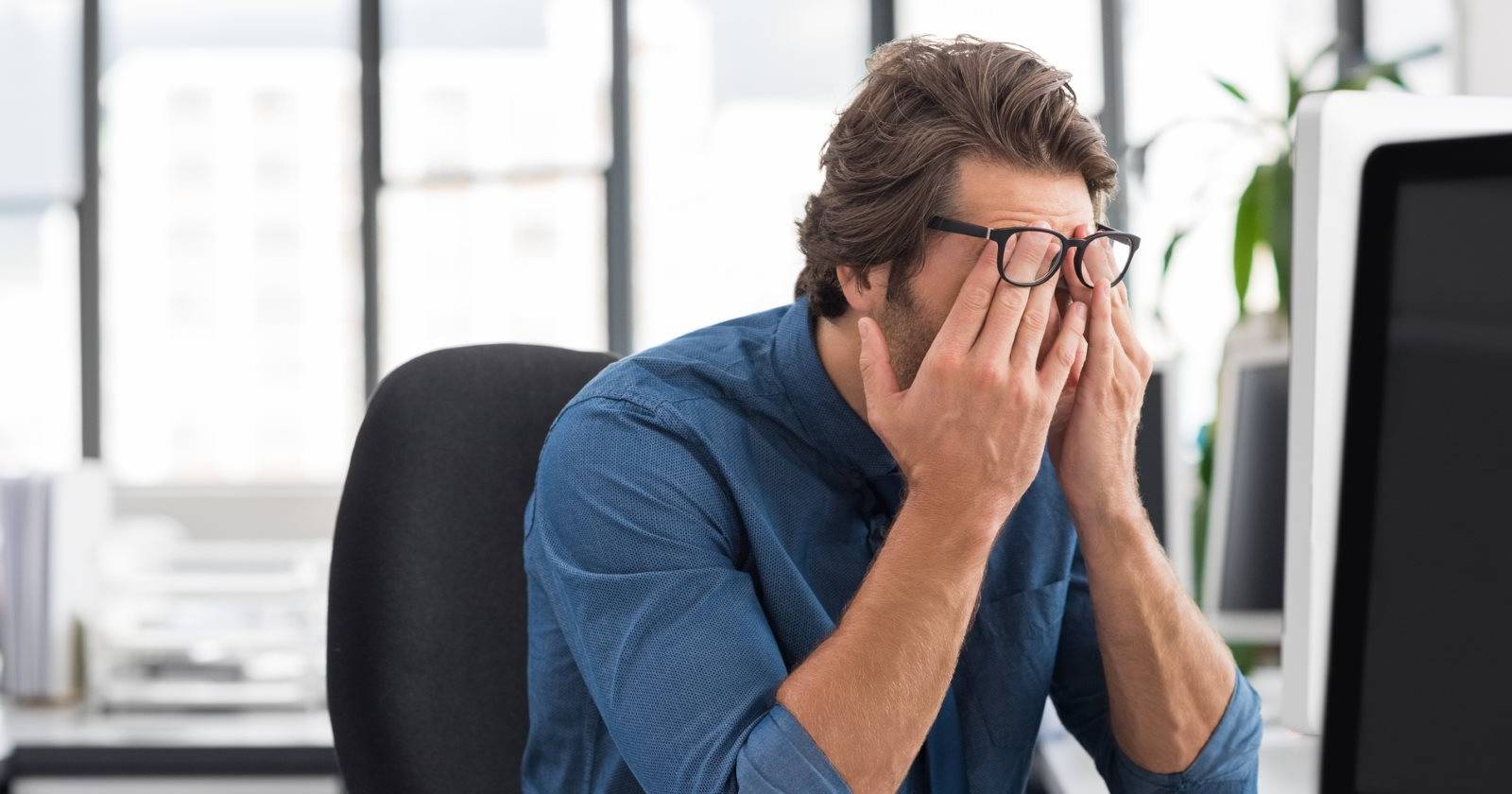 Экран компьютера и глаза пользователя на фоне рабочего стола