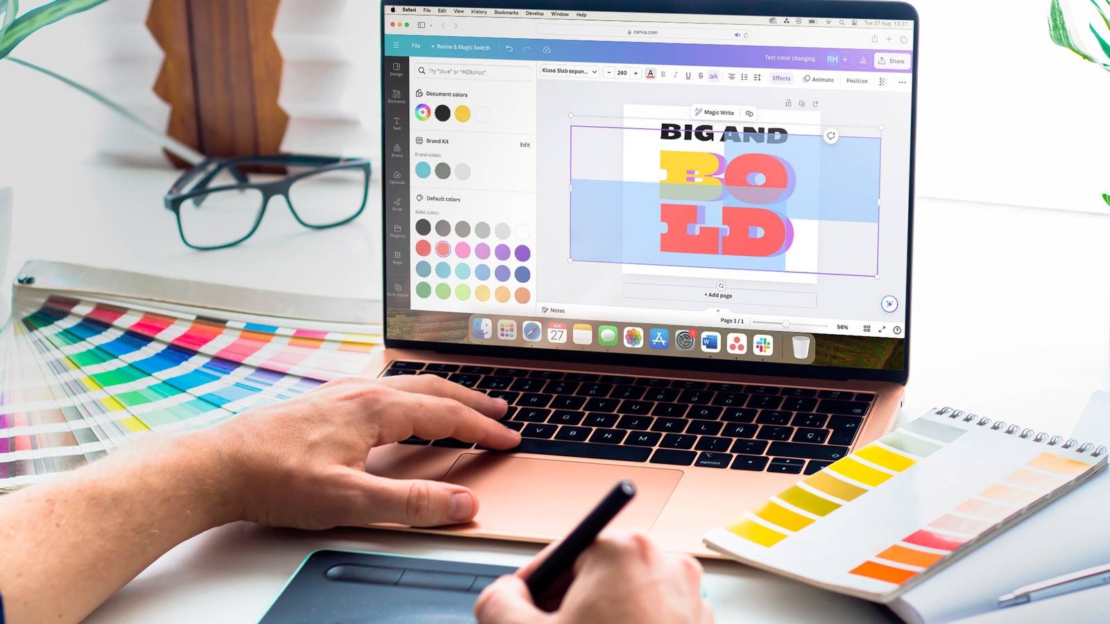 Ноутбук с открытым Canva на столе и инструментами для дизайна рядом