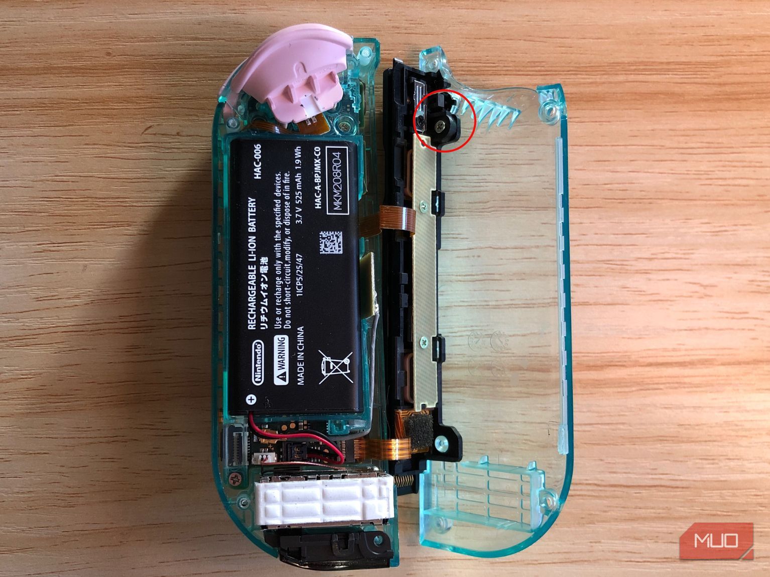 Один винт, удерживающий направляющую Joy-Con