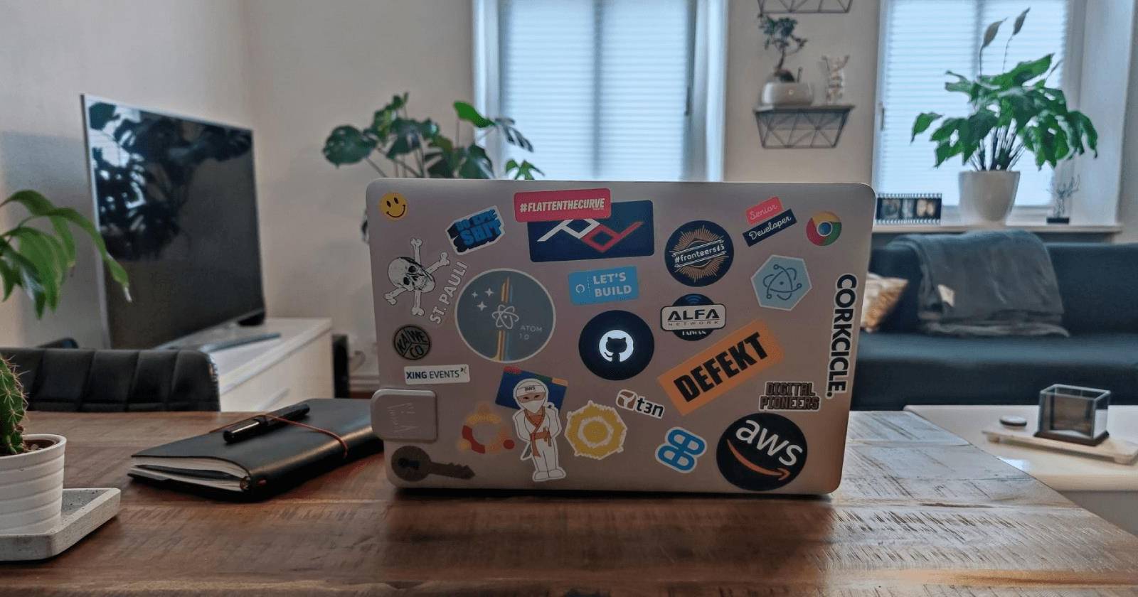 Рабочий стол Ubuntu с логотипом и интерфейсом