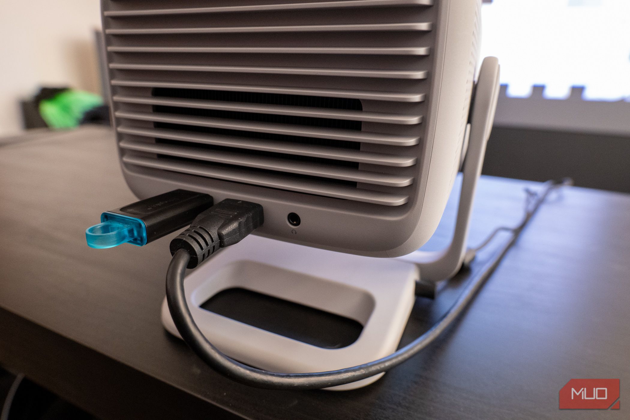 Задняя панель медиаплеера с HDMI и USB-портом, флешка вставлена в порт.