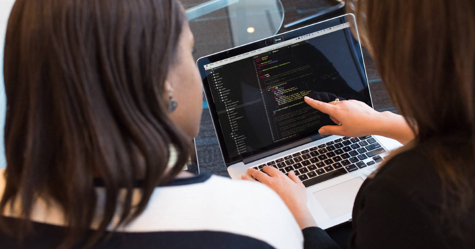 Две женщины смотрят в экран ноутбука