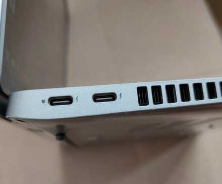 Крупный план двух портов USB‑C Thunderbolt 4 на ноутбуке.