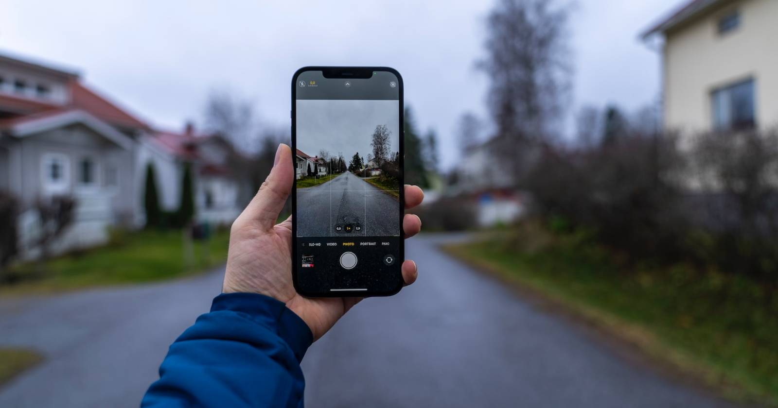 iPhone в руках во время съёмки фото