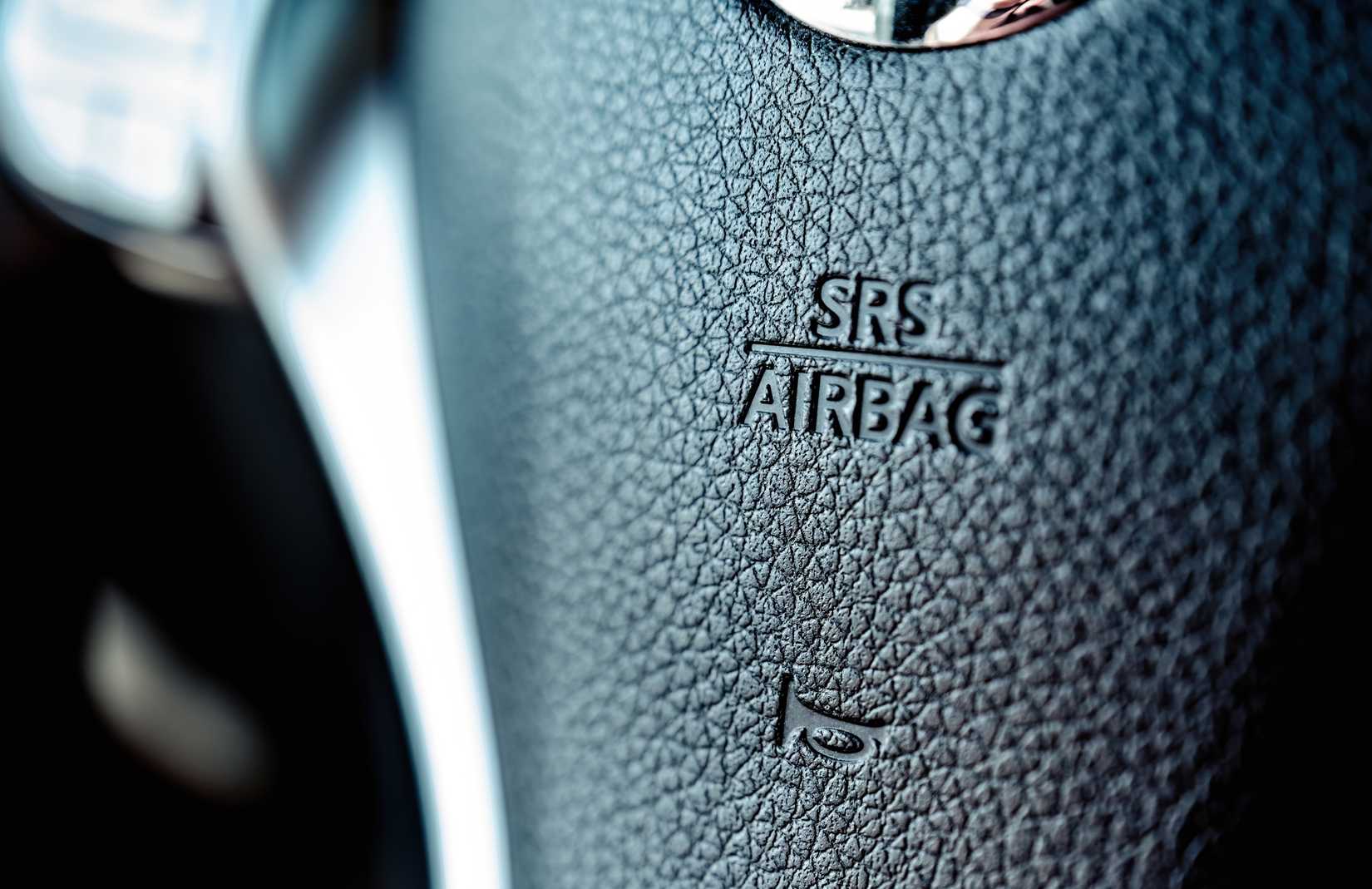 Крупный план надписи 'SRS Airbag' на руле