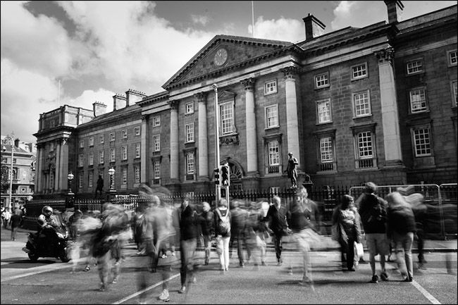 Стрельба с опорой возле колледжа: неподвижный пейзаж, размытые люди