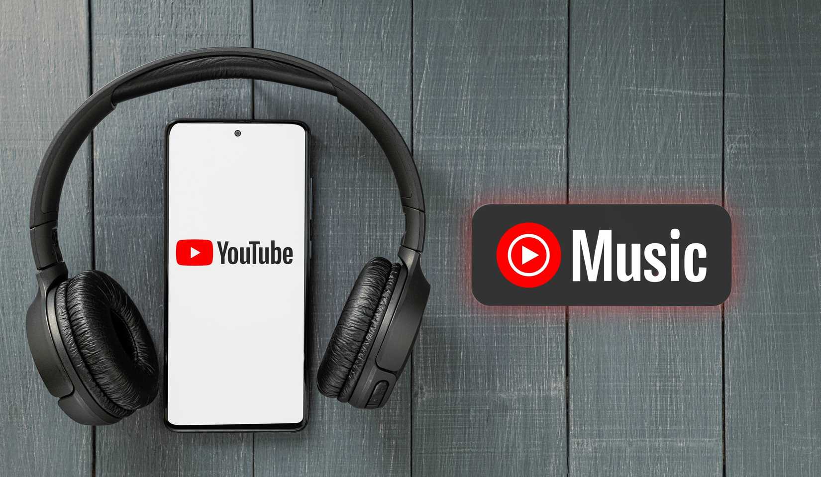 Телефон с логотипом YouTube и наушниками, поверх логотип YouTube Music