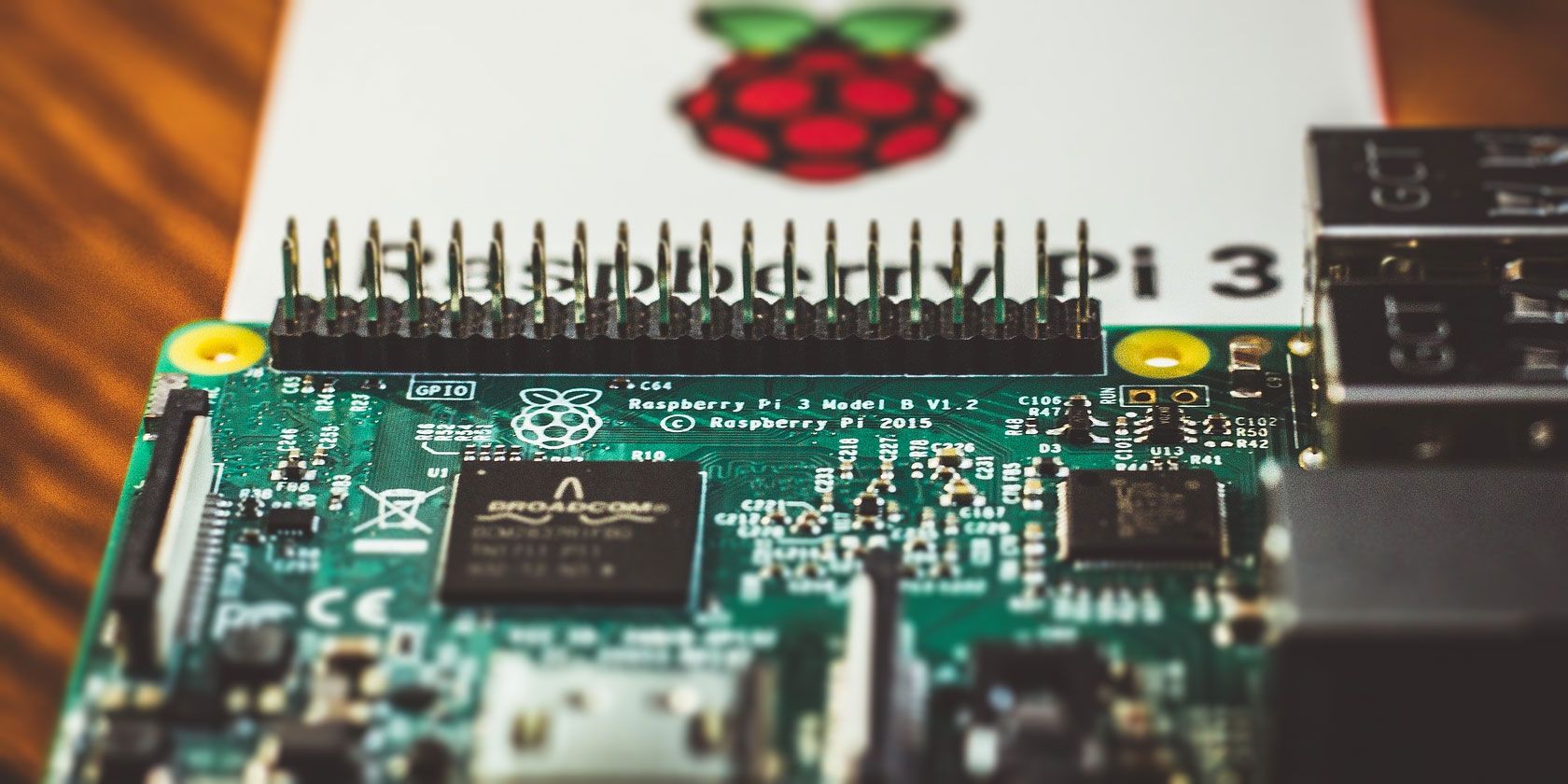 Демонстрация GPIO на Raspberry Pi с проводами и кнопкой
