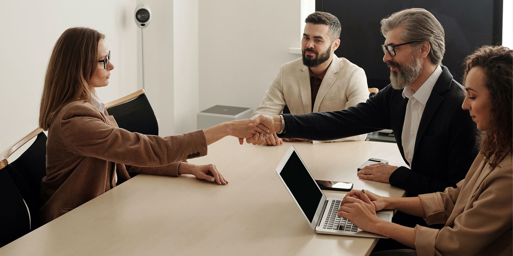 Подписание коммерческой сделки в переговорной