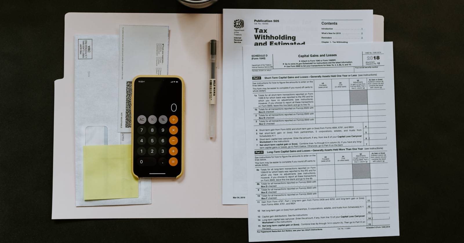 Калькулятор, лежащий на бумажных формах