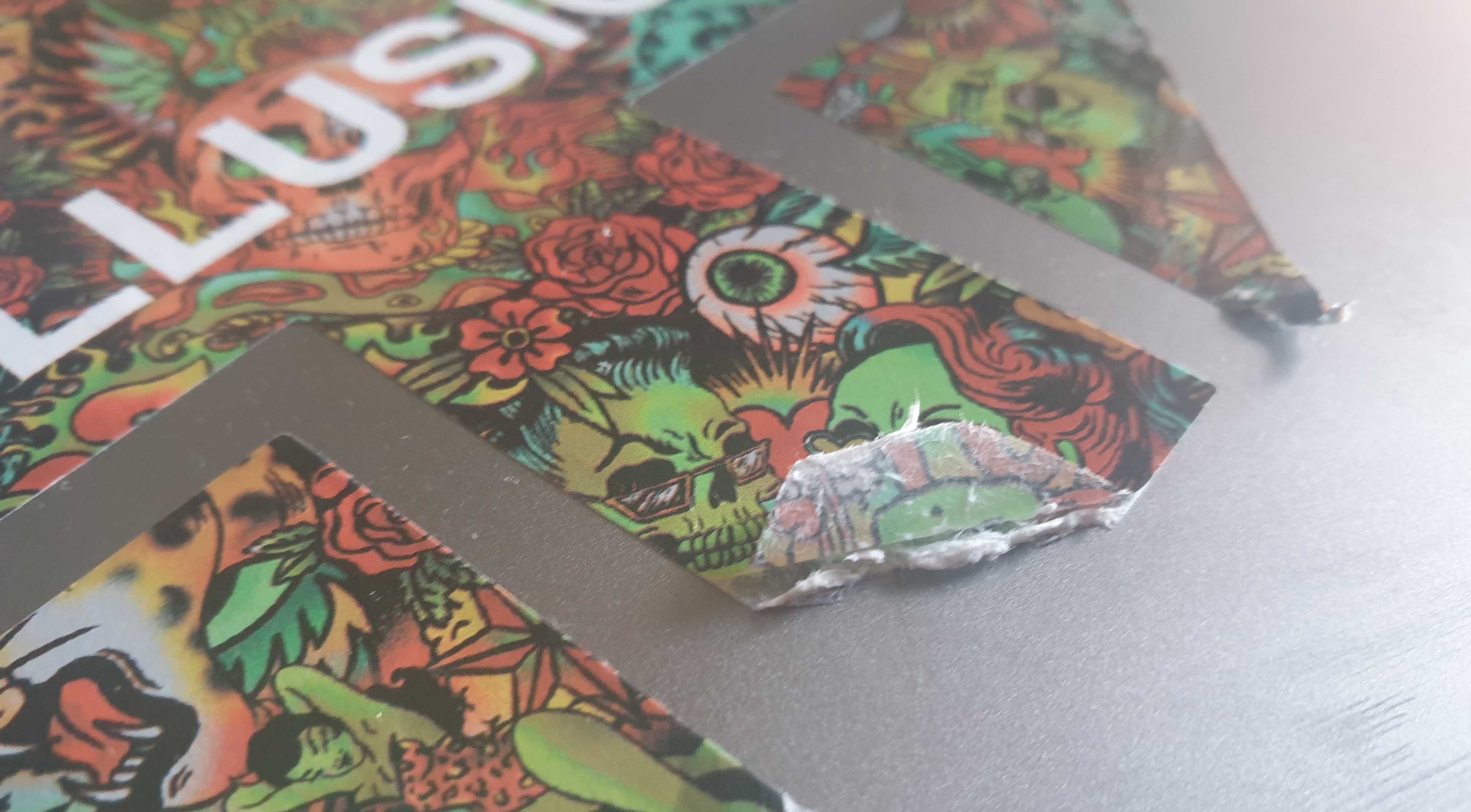 снятие наклейки с ноутбука крупным планом