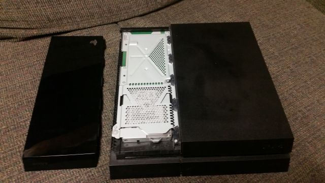 Снятая крышка PS4