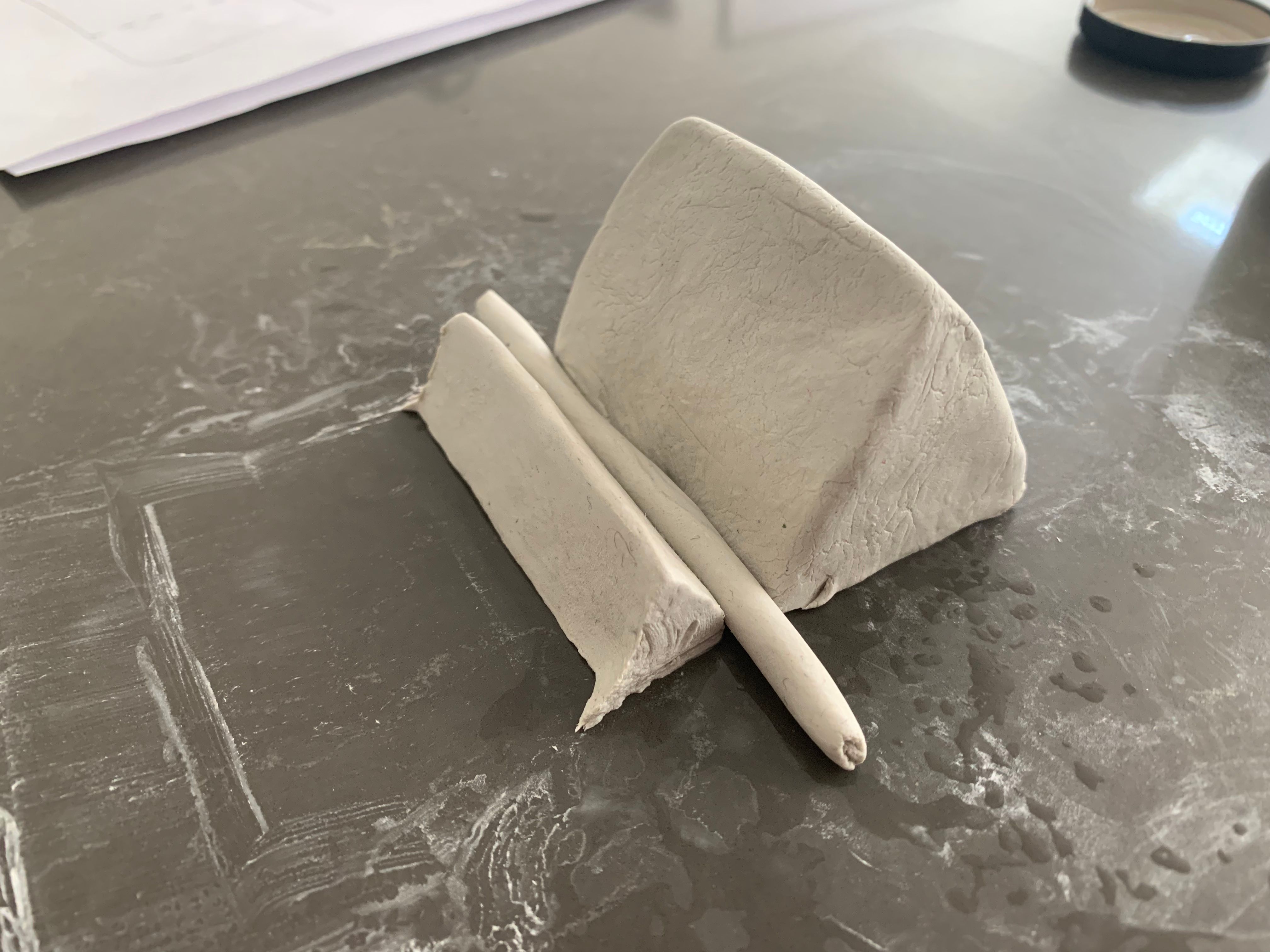 Большой треугольник соединён с маленьким треугольником тонким цилиндром