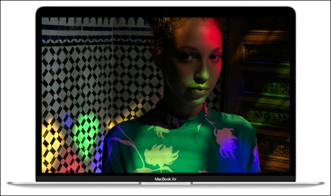 Фото MacBook Air в открытом состоянии, крупный план корпуса и экрана