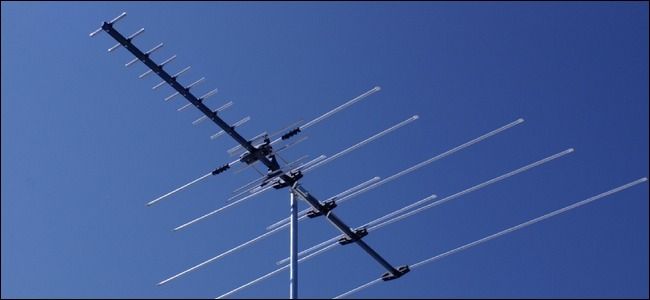 Плоская внутренняя антенна, закреплённая на стекле окна