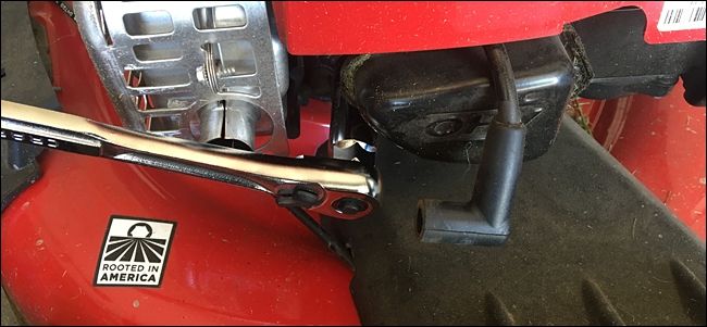 Установка новой свечи и крепление колпачка