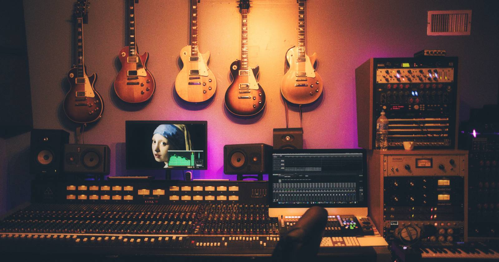 Музыкальная студия с гитарами на стене