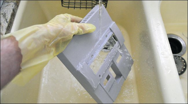 Смыв остатков крема из трещин и щелей под напором воды