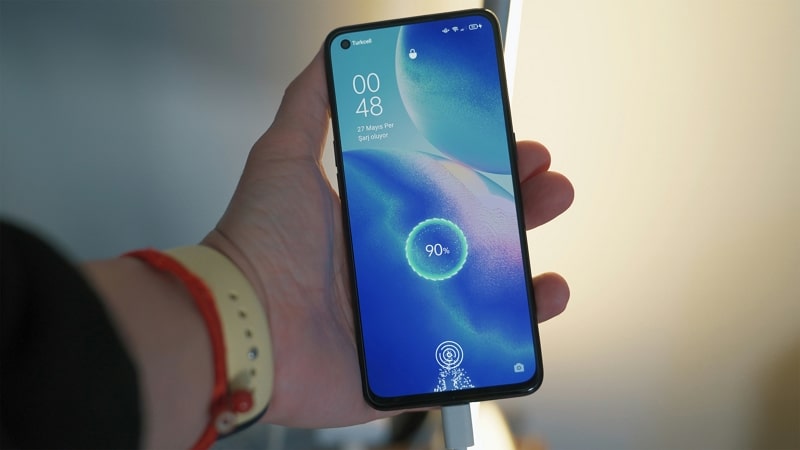 Индикатор разряда батареи на смартфоне