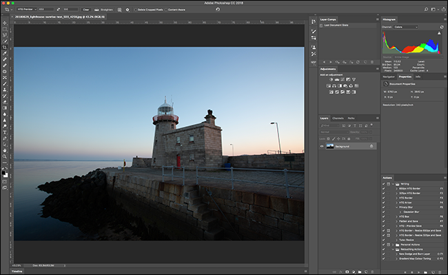 Сложный интерфейс Photoshop с множеством панелей и инструментов
