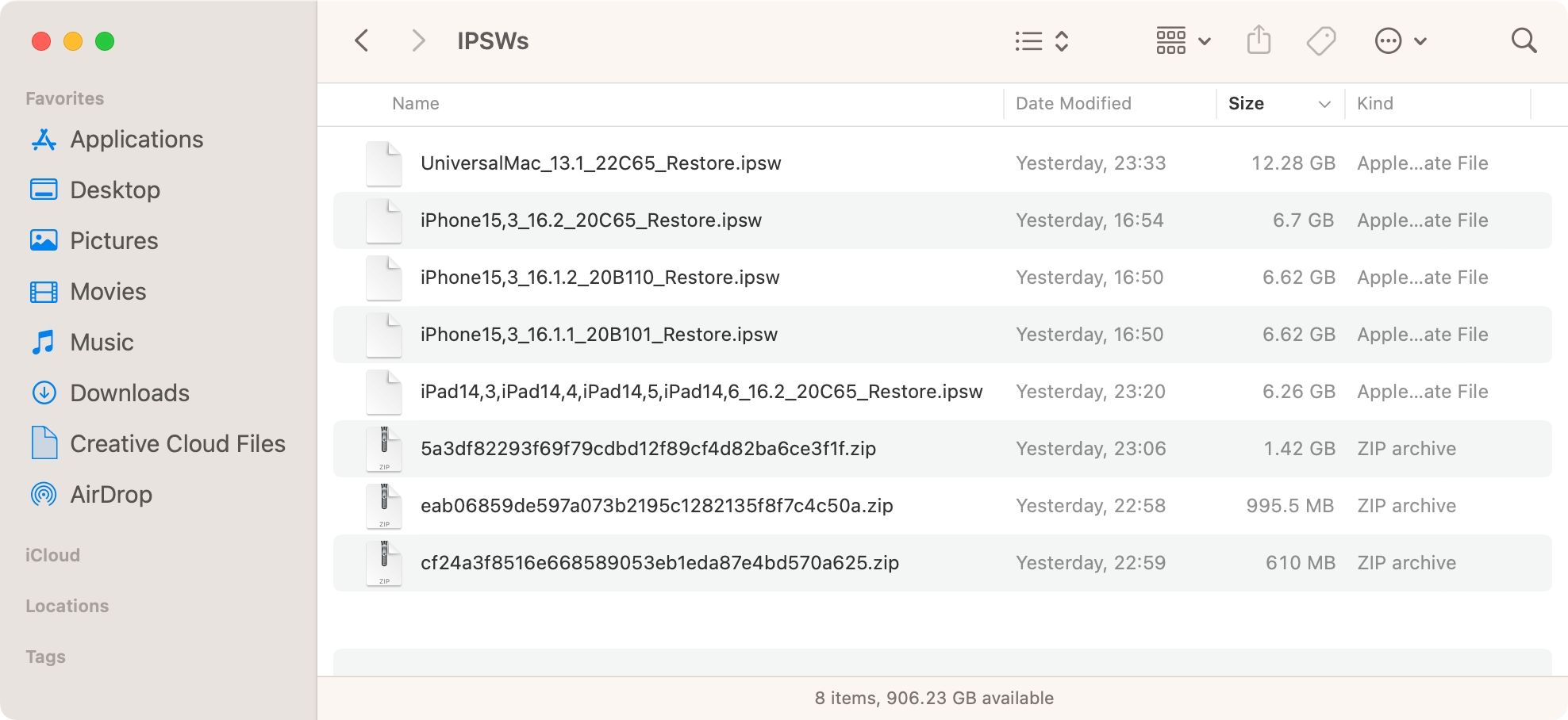 Окно macOS Finder со списком файлов прошивки IPSW
