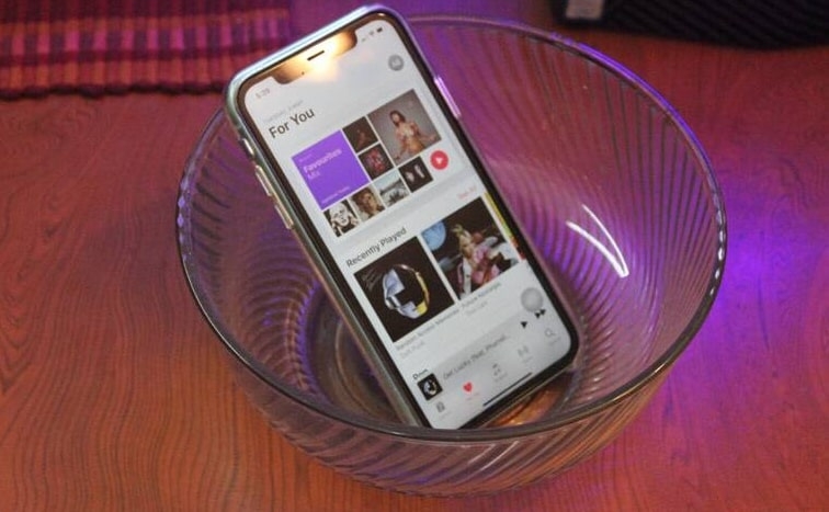 iPhone poggiato in una ciotola che amplifica il suono